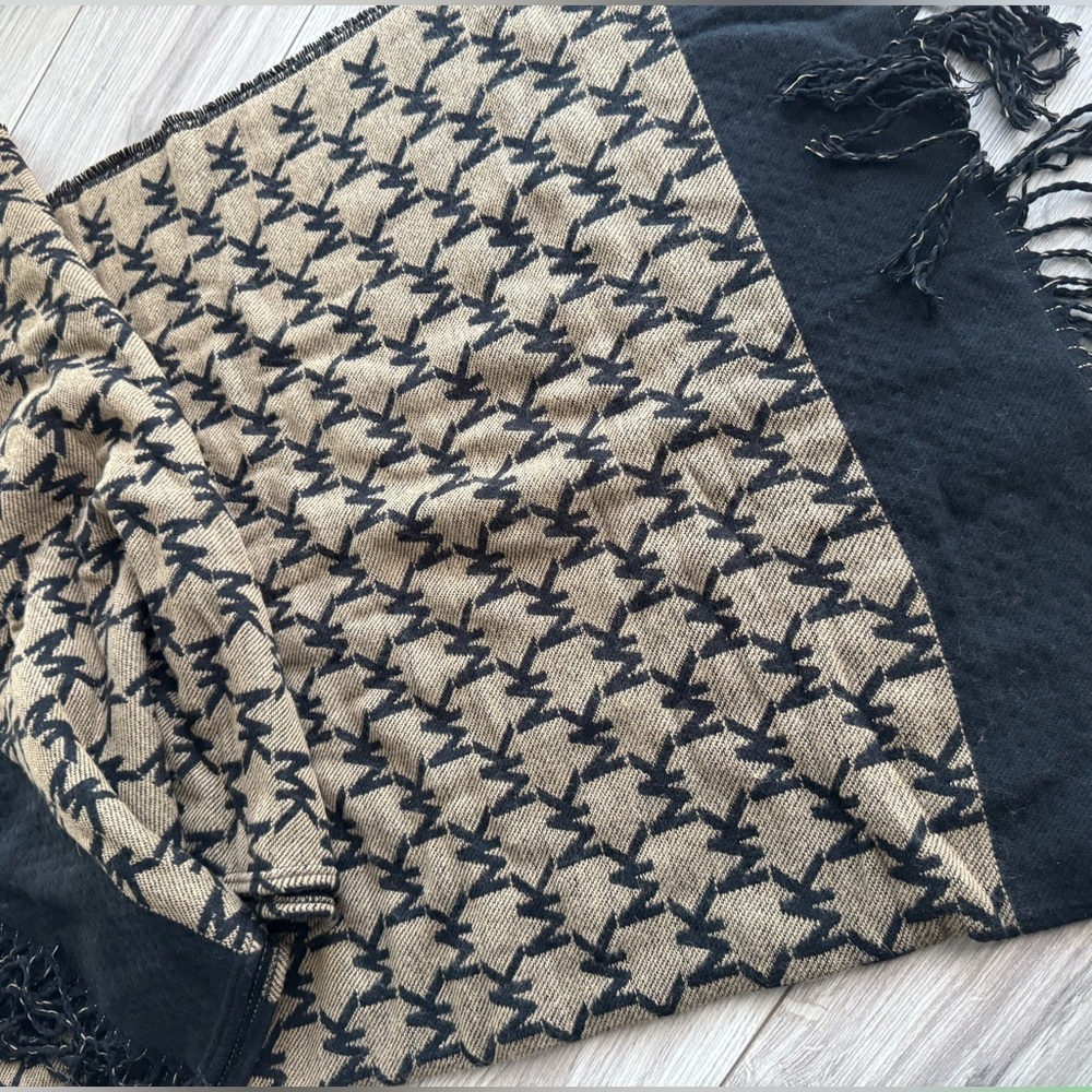 Michael Kors Shawl Signature MK Logo Jacquard Cape Wrap - Picture 4 of 5
